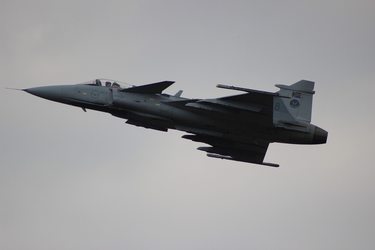 jet-2368994_1280.jpg
