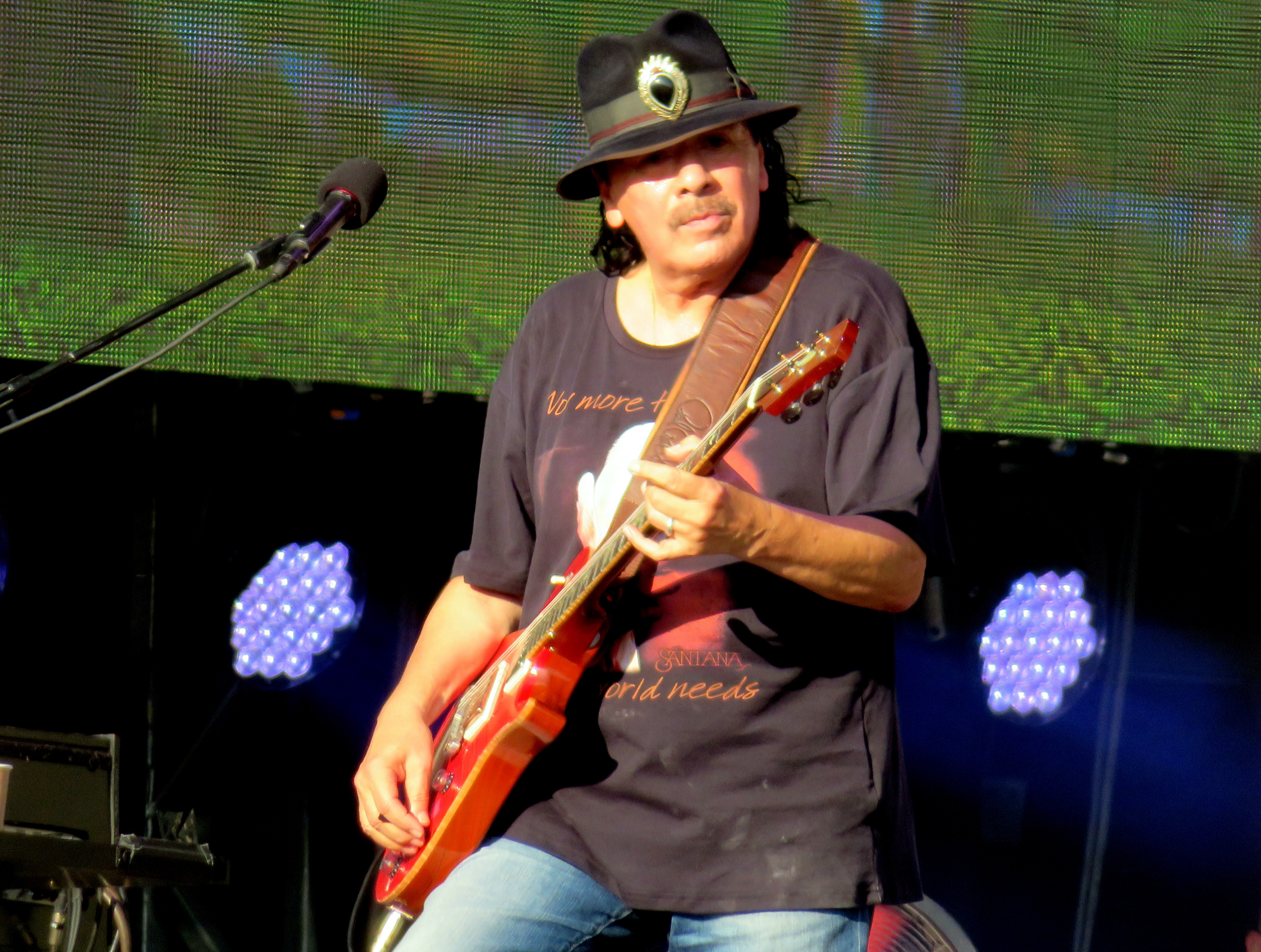 Carlos_santana-1547303295.jpeg