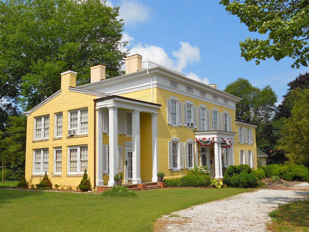 mansion-77797_1280.jpg
