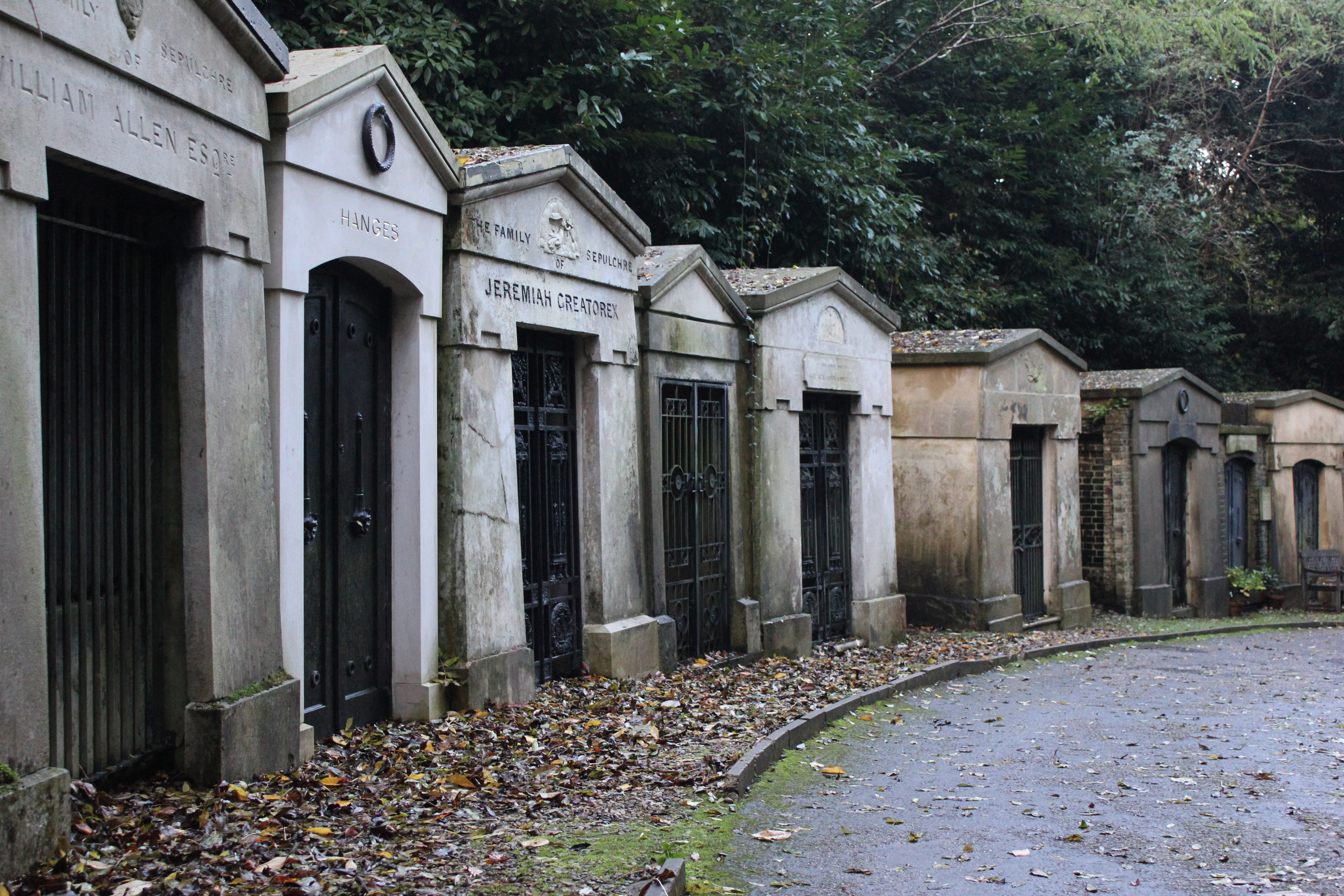 Highgate_Cemetery_3.jpg
