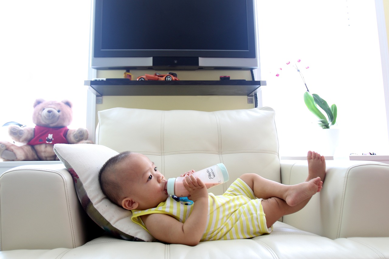 drinking-milk-2549021_1280.jpg