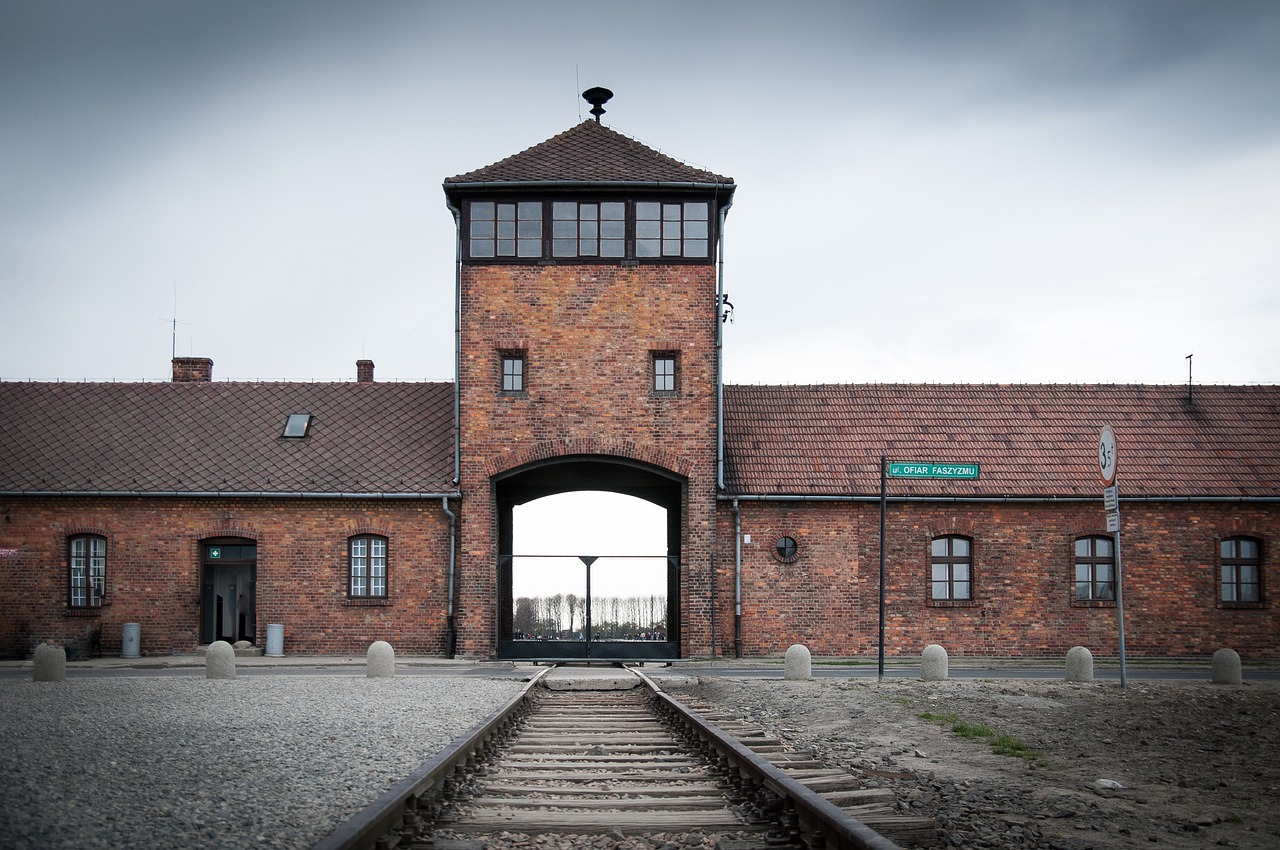 auschwitz-3485116_1280.jpg