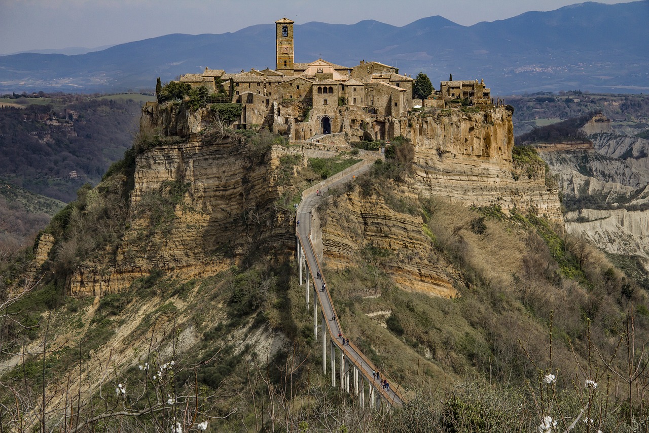 civita-di-bagnoregio-5812212_1280.jpg