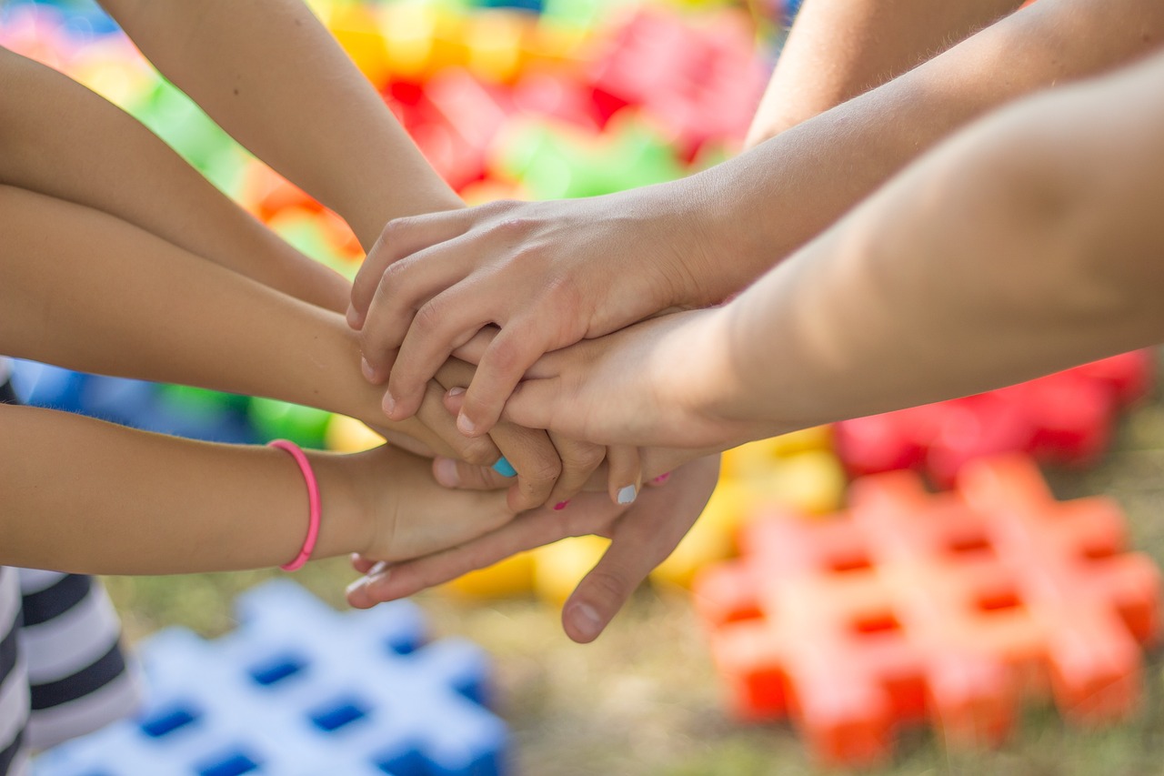 Hands-G70F0F0D83 1280