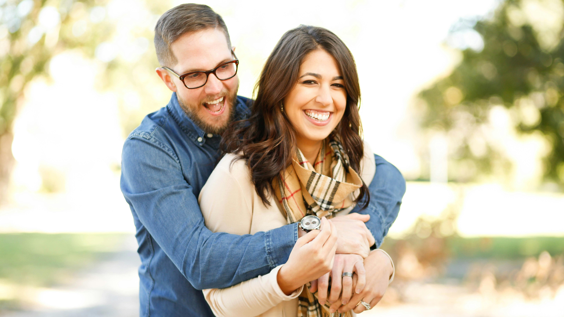 Couple-Laughing-Thumb